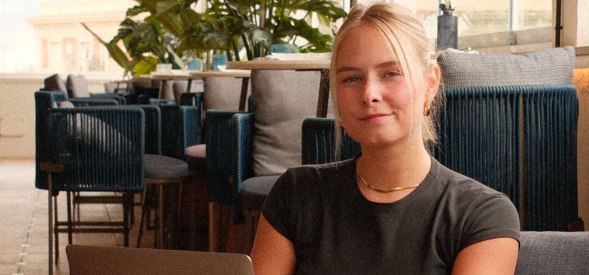 Anne-Roos achter haar laptop