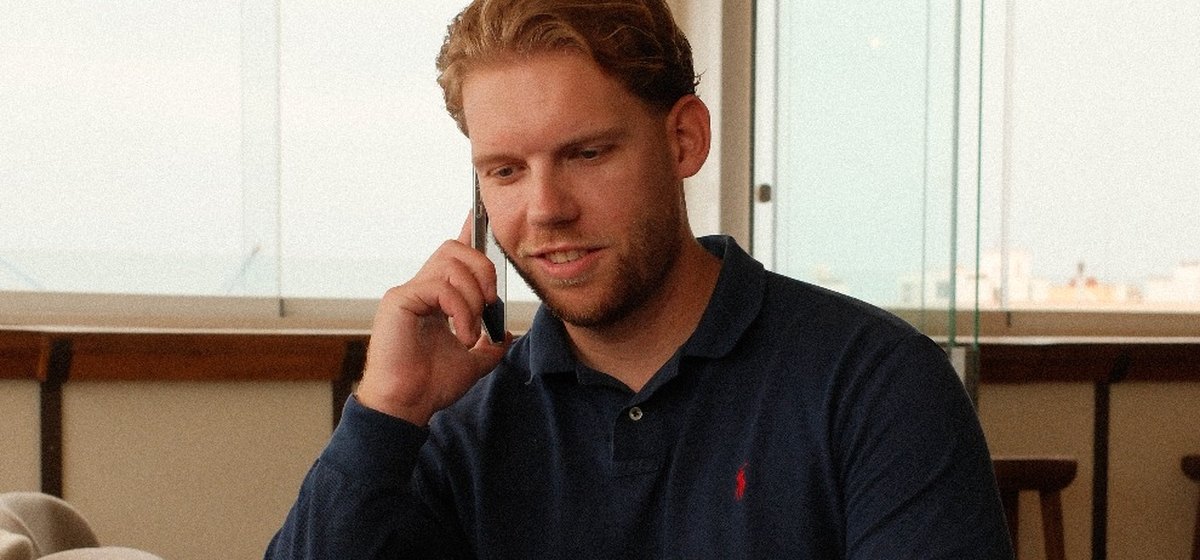 Demi aan de telefoon achter zijn laptop