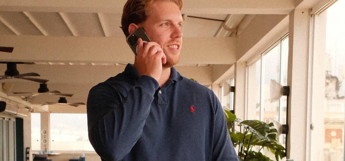 Demi aan de telefoon